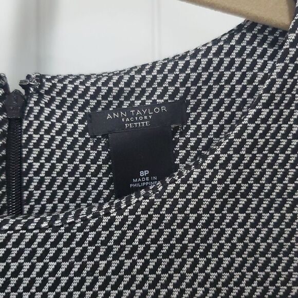 Ann Taylor size 8P Tweed,sleeveless slight patterned dress with gold zippers - Picture 2 of 5